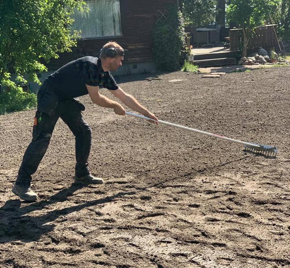 En person förbereder en gräsmatta