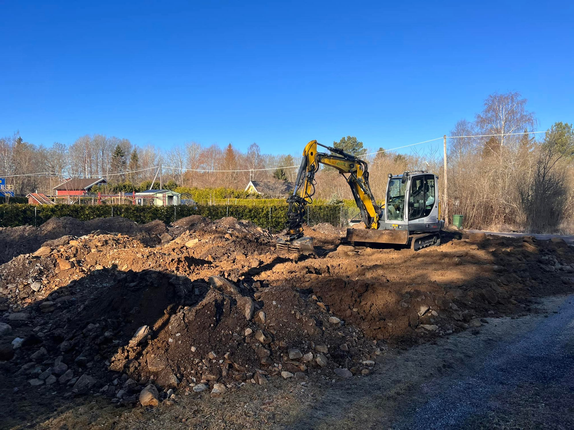 En liten grävmaskin i arbete