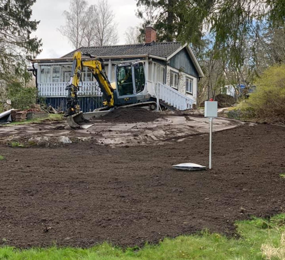 En grävmaskin utför markarbete