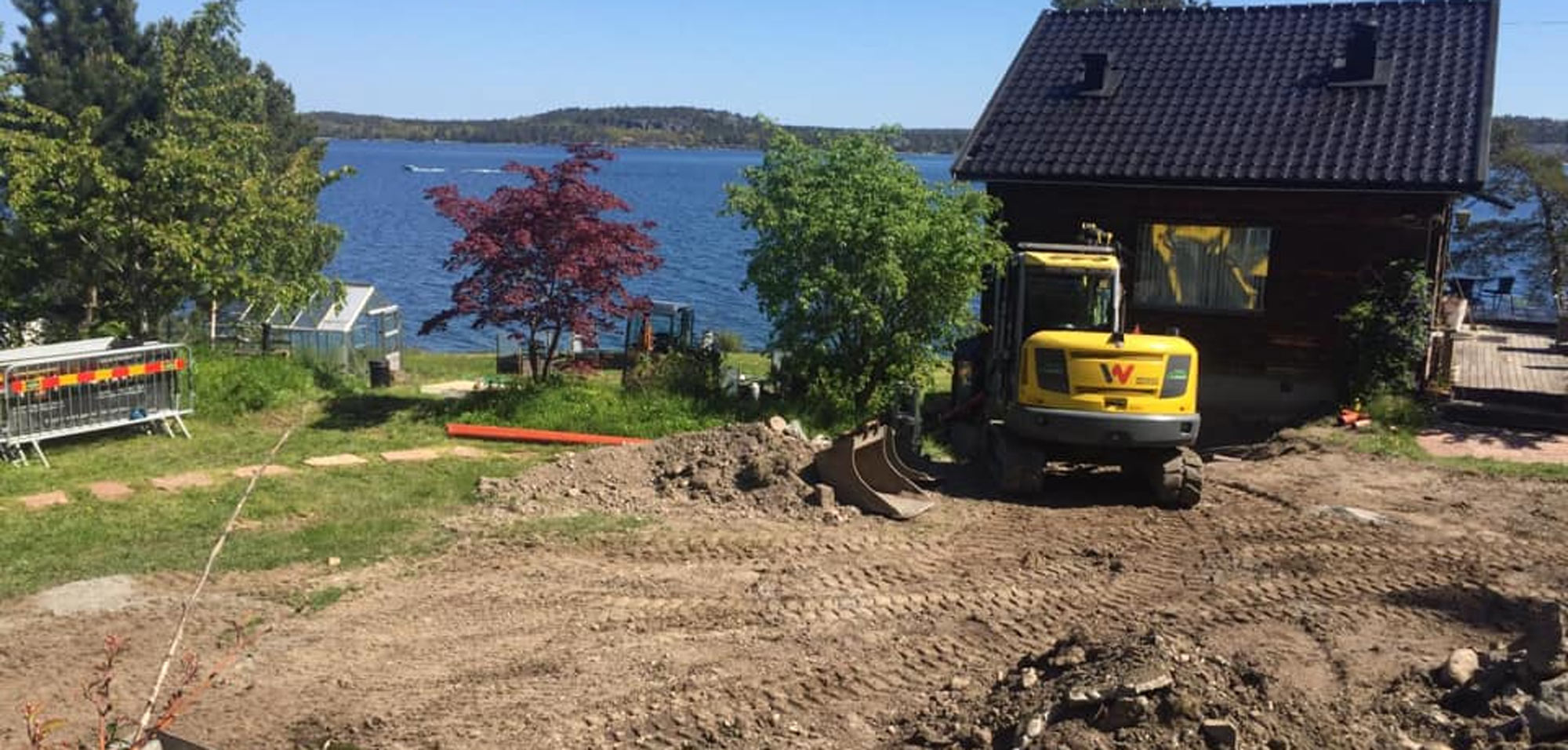Markarbete utförs på en sjötomt