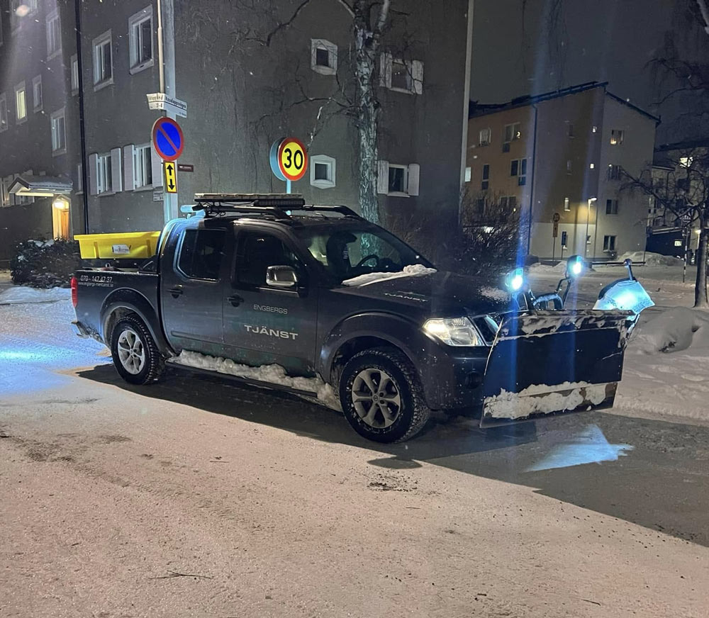 En truck som skottar snö