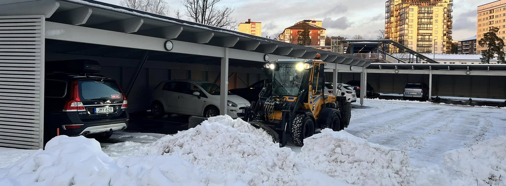 Snöskottning på en parkering